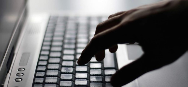 Empleado de banco roba 730,000 dólares desde su ordenador