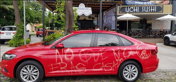 Facebook: mujer descubre que su novio es casado y le raya el carro en venganza