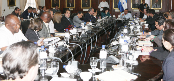 Gobierno de Honduras reducirá a 19 los Ministerios