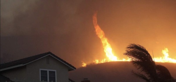 Impactante: tornados de fuego arrasan con el norte de California