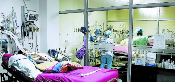 No dan respuesta a crisis en unidad de cuidados intensivos del Rivas