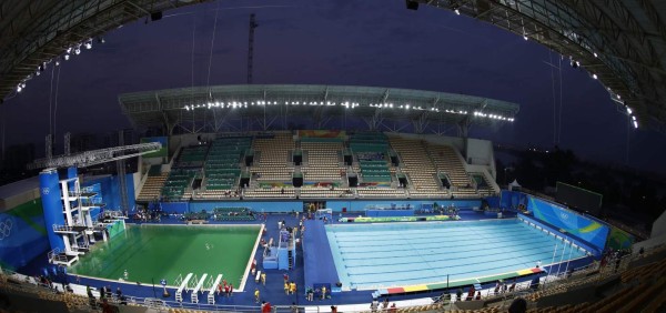 El agua de una piscina en los Juegos Olímpicos se volvió verde