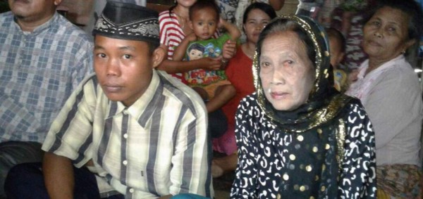 Adolescente se casa con su novia de 73 años tras amenazar suicidarse