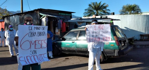 Médicos en servicio social protestan en La Ceiba