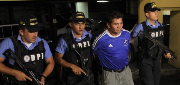 Al centro penal hombre que tenía 6 fusiles y dos revólveres en su casa