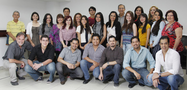 Las manos que visten la gallardía