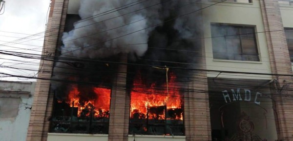 Incendio en alcaldía municipal de Tegucigalpa: evacúan a más de 250 personas