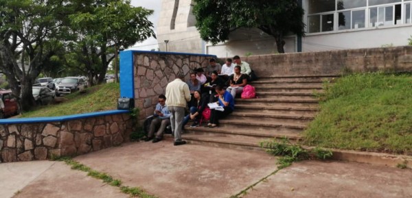 'Al aire libre' reciben clases estudiantes de la Unah ante la toma de instalaciones