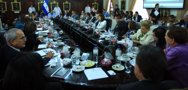 Prohíben a ministros firmar contratos y comprar bienes