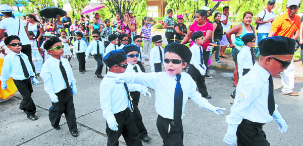 Pequeños demuestran su amor por la patria