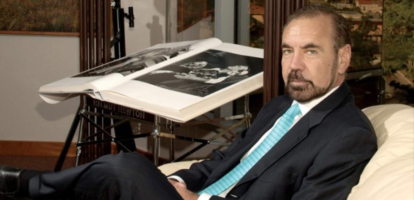 Real Madrid's French coach Zinedine Zidane (R) sits beside president Florentino Perez, during a press conference to announce his resignation in Madrid on May 31, 2018.Real Madrid coach Zinedine Zidane said today he was leaving the Spanish giants, just days after winning the Champions League for the third year in a row. / AFP PHOTO / PIERRE-PHILIPPE MARCOU