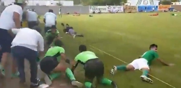 VIDEO: Sicarios entra a partido de fútbol y matan a tres en México