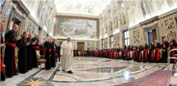 El Papa pide a la Curia romana que eviten los 'cotilleos' porque 'dañan el trabajo'