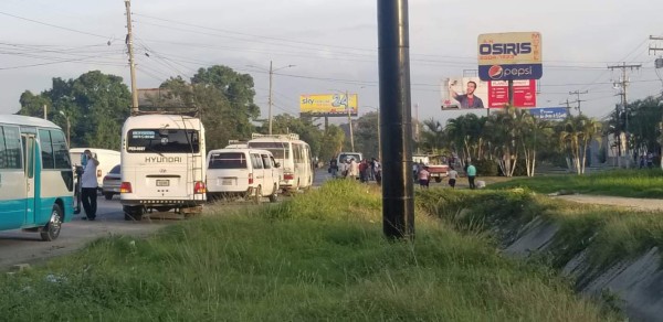 Transportistas paralizan unidades frente a Colonia Planeta