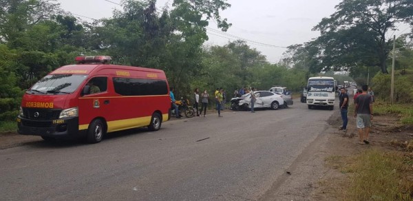 Varios heridos deja triple colisión entre turismos y un microbús en San Pedro Sula