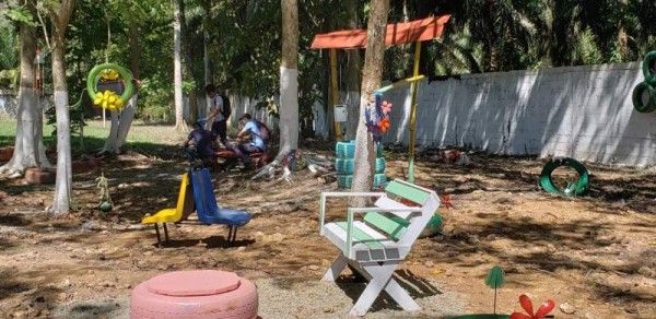 Los alumnos del instituto gubernamental Francisco Morazán crearon un ecoparque con diversos materiales reciclables.