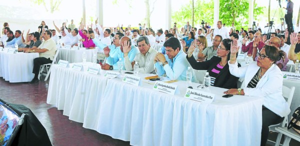 Diputados de Honduras donarán un día de salario a hondureños deportados