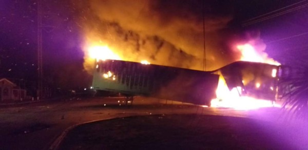 Turba incendia contenedor frente a la colonia San José V de San Pedro Sula