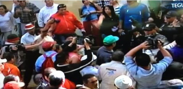 Batalla campal entre miembros de Libre en las afueras del Congreso Nacional
