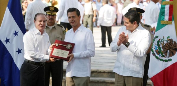 Enrique Peña Nieto recibe las llaves de Comayagua