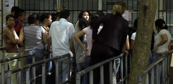 Estudiantes que aprobaron examen deben entregar documentos para crear perfil