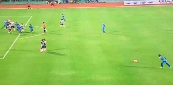 Video: Golazo de tiro libre a lo Roberto Carlos da la vuelta al mundo