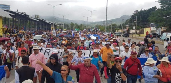 Distintos sectores de la sociedad marchan en Tegucigalpa por la Plataforma