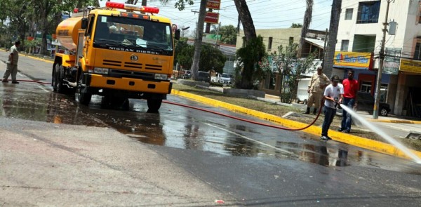 Limpian y lavan la avenida Circunvalación de San Pedro Sula
