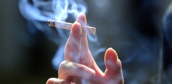 ¿Tiene menos de 50 años y sufrió un ataque cardiaco? Deje de fumar y vivirá más tiempo