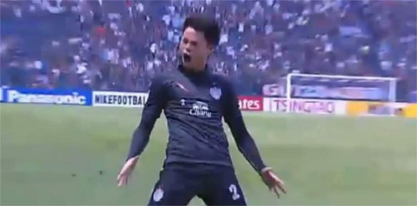 Anota gol olímpico y lo celebra al estilo Cristiano Ronaldo