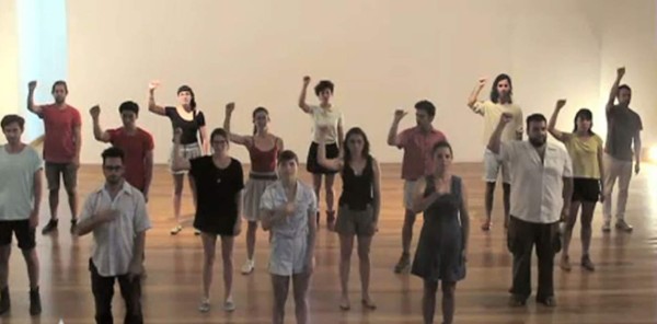 Los sordos pueden sentir la música con sus otros sentidos: el tacto les permite captar las vibraciones del sonido y con los ojos pueden ver y sentir los movimientos o leer las letras de las canciones. Foto AFP