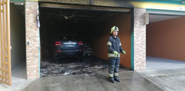 Vehículo se quema dentro de un motel sampedrano