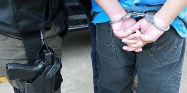 Pareja deja a sus hijas en vehículo para ir al casino