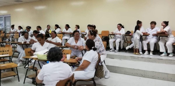 Enfermeras auxiliares suspenden labores en demanda de vacaciones
