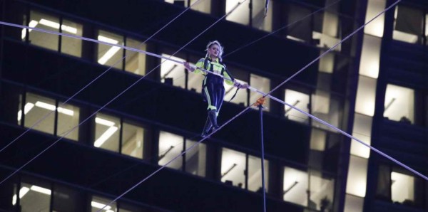 Dos hermanos equilibristas desafían a la muerte al cruzar el cielo de Times Square