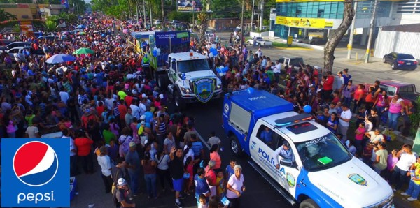 Arranca desfile de carrozas en la feria juniana de San Pedro Sula