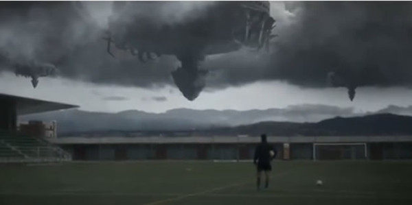 Vídeo: ¿Podrán Messi y Ronaldo salvarnos de una invasión extraterrestre?