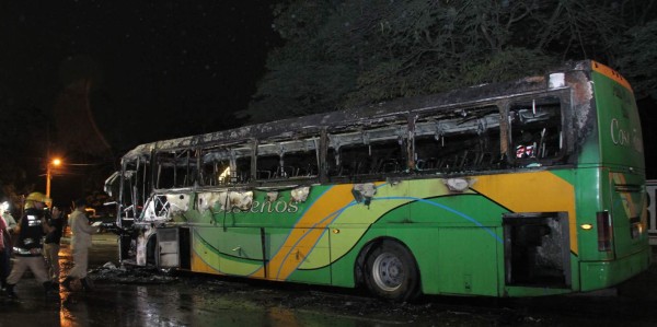 Ligan a mujeres a quema de bus y amenazas en Unah-vs
