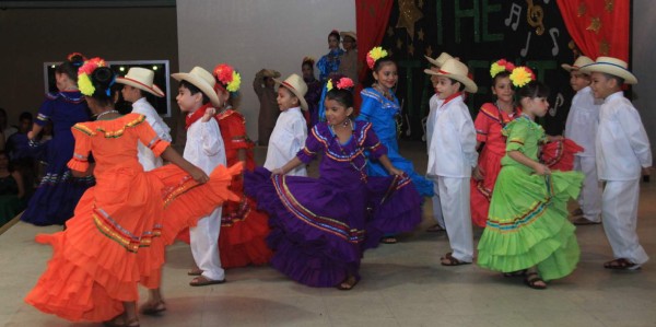 Con bailes y cantos celebran 17 años de éxito educativo