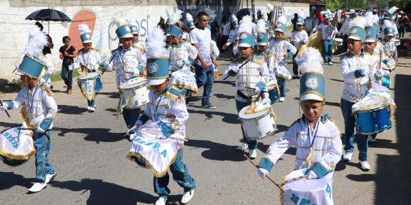 Civismo y colorido en desfiles patrios en Honduras