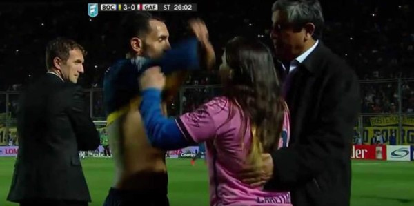 Video: El noble gesto de Tévez con una aficionada
