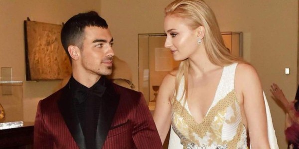 Joe Jonas y Sophie Turner sellan su amor con un intrépido tatuaje