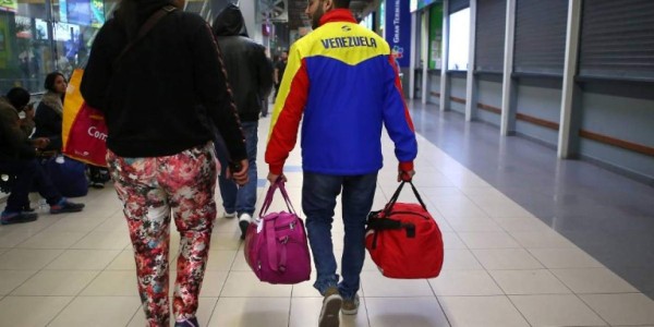 Un centenar de venezolanos regresa de Perú en avión enviado por Maduro