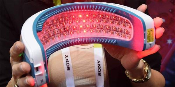 La Hairmax LaserBand 82, diseñada por la firma Pinin Farina, promete estimular el crecimiento del cabello por medio de sesiones de 90 minutos de luz láser. Su valor es de 800 dólares.