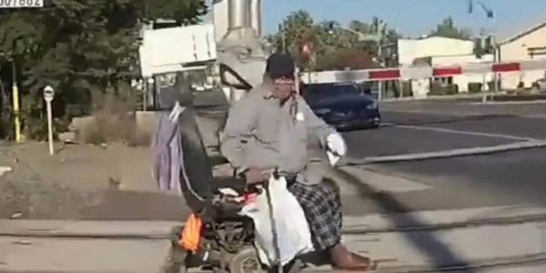 Video viral: policía salva a un anciano en silla de ruedas de ser arrollado por un tren