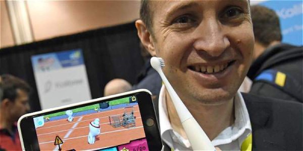 Como si fuera un mando de videojuegos. Así es el cepillo de dientes que la compañía Kolibree presentó para que los pequeños realicen su limpieza dental mientras se divierten.
