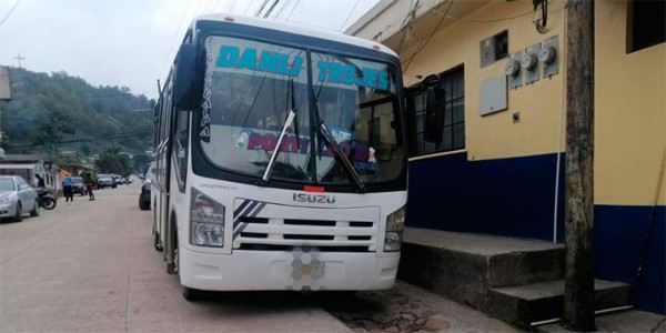 Presuntos 'coyotes' trasladaban a 14 extranjeros ilegalmente en bus