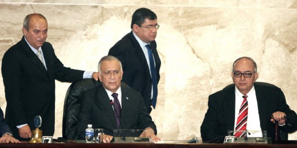 Mauricio Oliva seguirá en la presidencia del Congreso Nacional