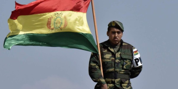 Chile considera 'delicada' movilización de tropas bolivianas a frontera común