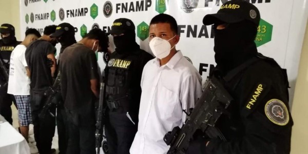 Capturan a tres menores y un hombre por presuntamente extorsionar a pequeños comerciantes